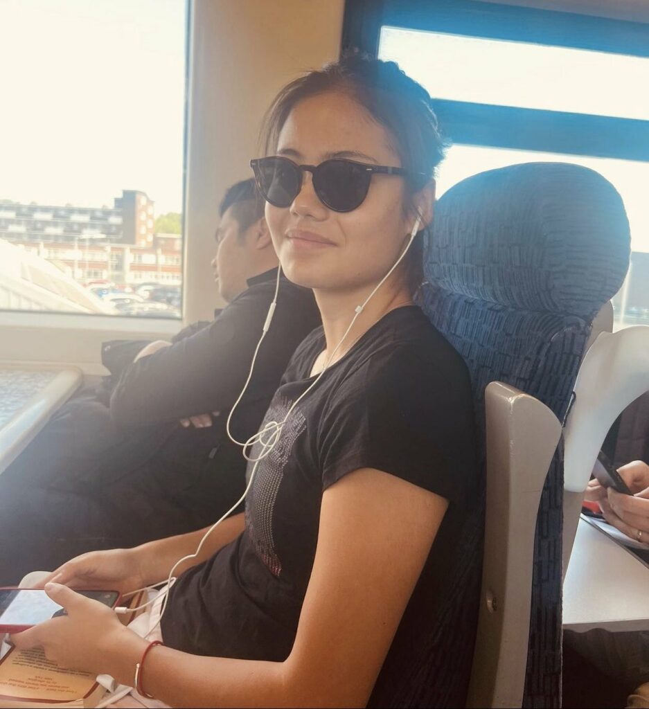 “We love a relatable champion” – Twitter reacts to Emma Raducanu being spotted in public transport