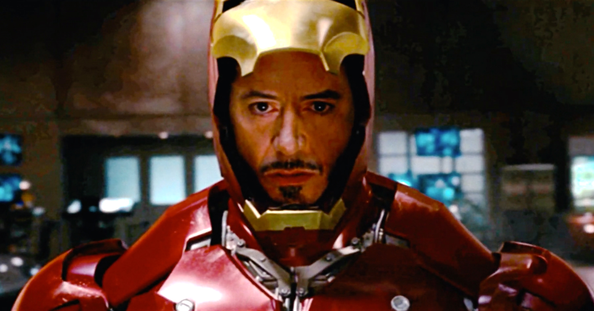 Тони старк человек. Iron man 2008. Роберт-Дауни младший Железный человек 2008. Тони Старк в костюме. Роберт-Дауни младший в костюме железного человека.