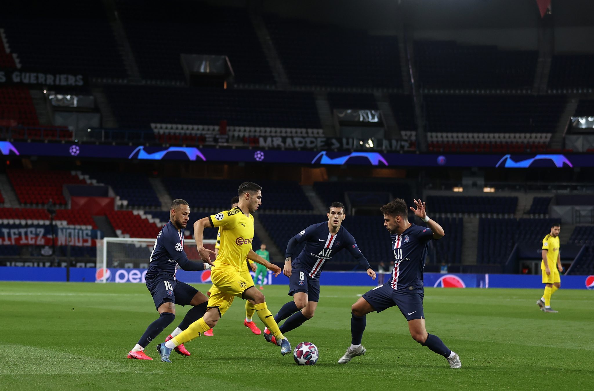 Псж боруссия трансляция. Achraf Hakimi Paris Saint Germain.