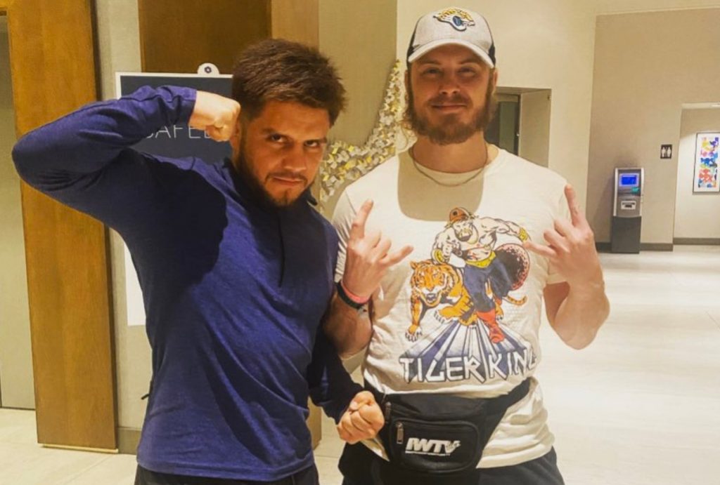 Joey Janela poses with Henry Cejudo