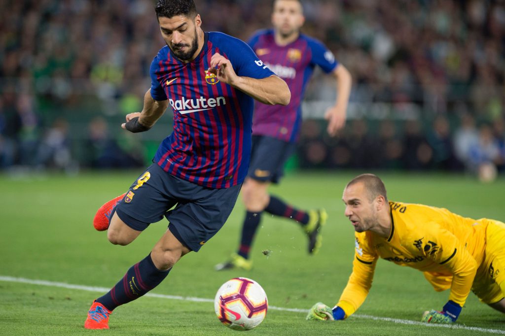 Pau Lopez in action for former side Real Betis during a La Liga match against Barcelona.