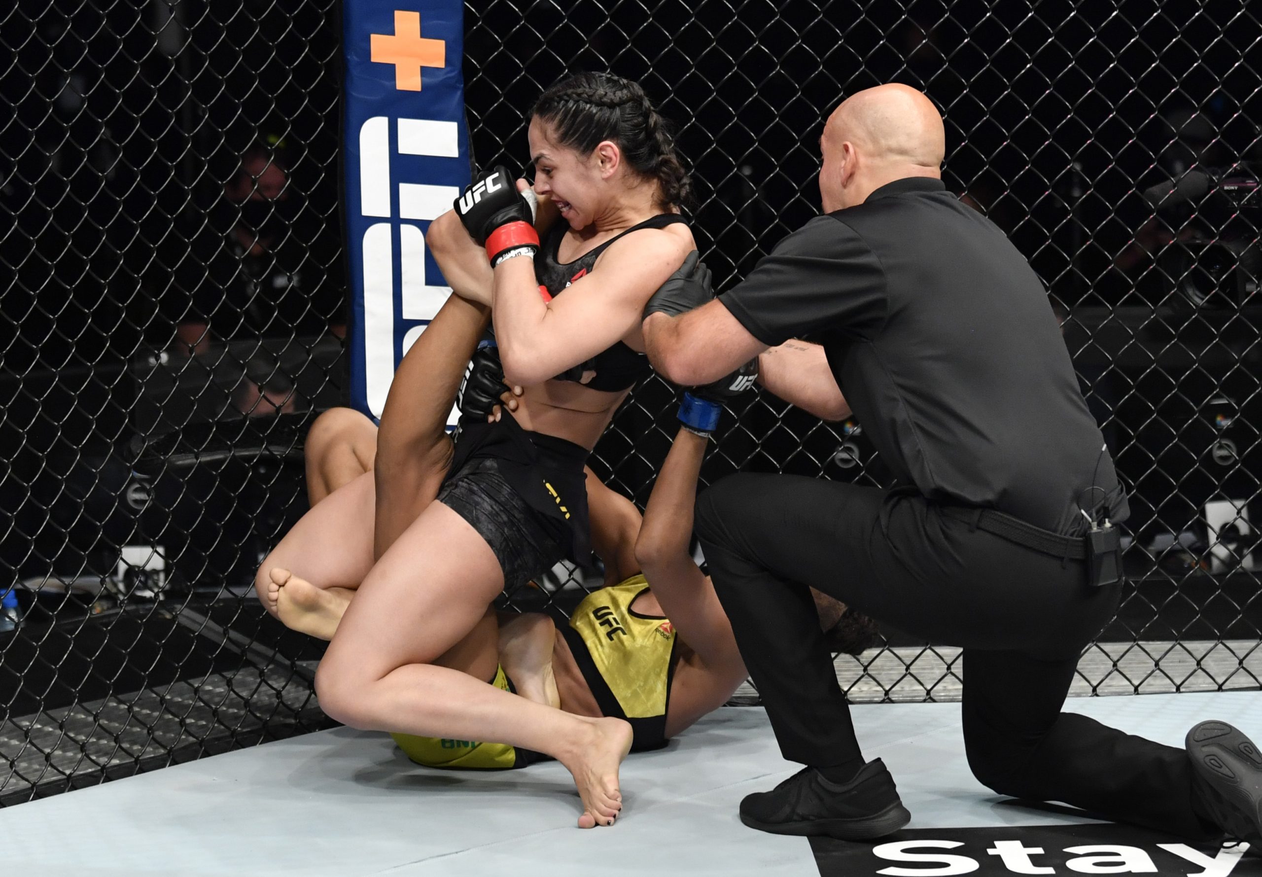 Ariane Lipski defeated Luana Carolina thanks to a knee bar