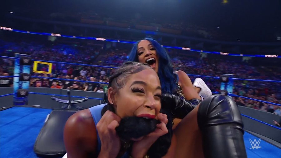 Sasha Banks attacks Bianca Belair on SmackDown with her hair