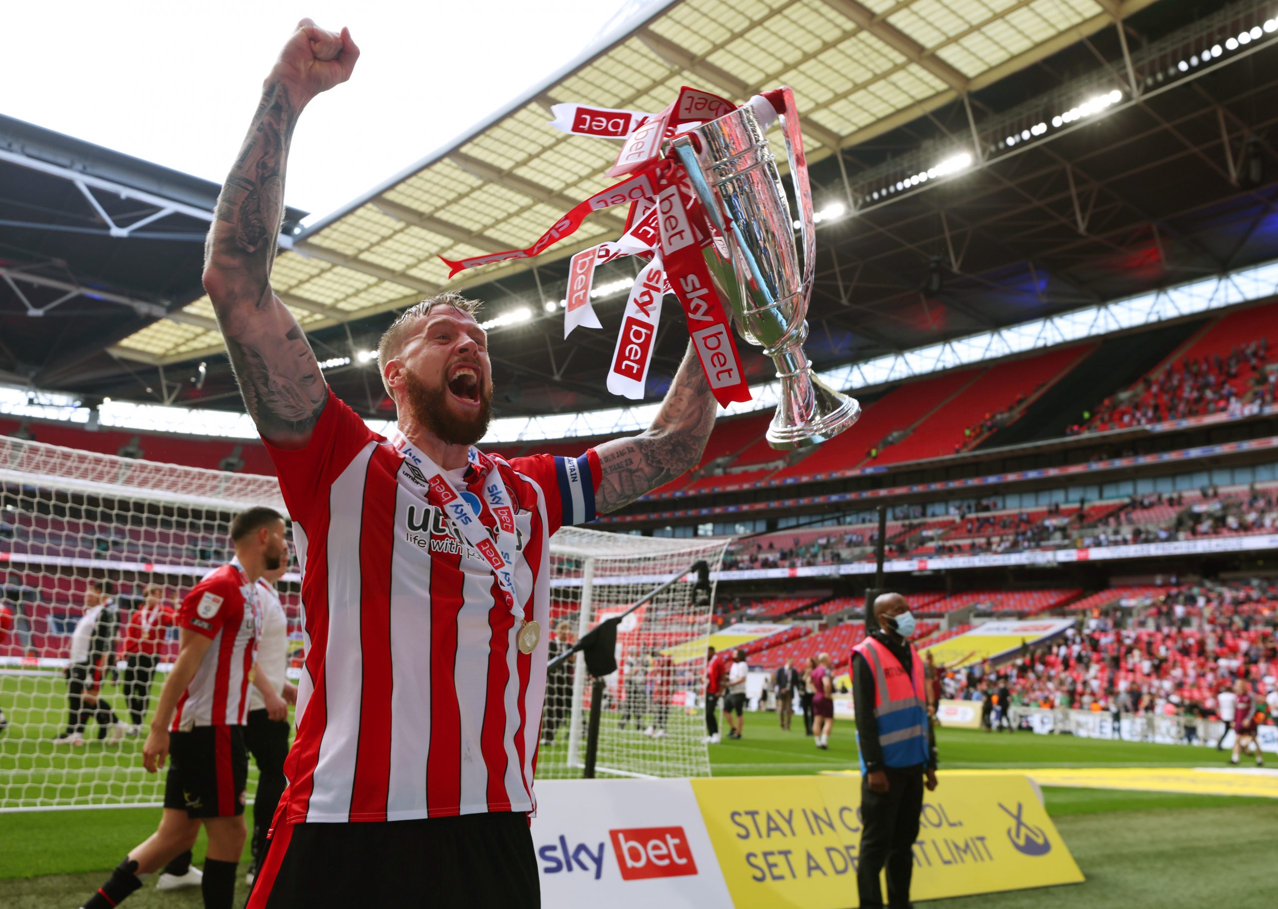 Pontus Jansson celebrates with Brentford teammates. (Photo by Catherine Ivill/Getty Images)