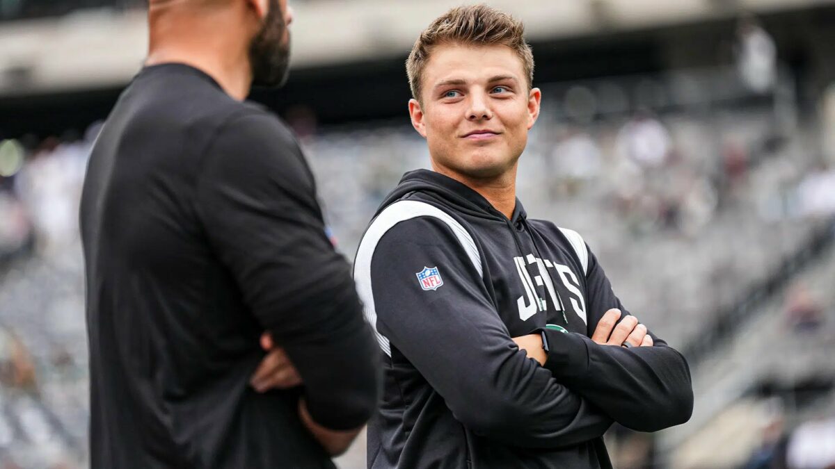 WATCH: Jets players take a dig at Zach Wilson as multiple stars wear Mike  White t-shirts while boarding plane