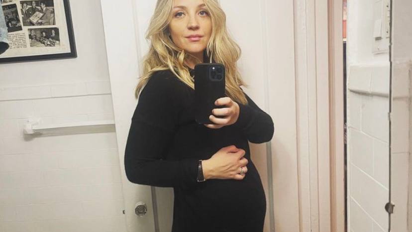 Is Abby Elliott pregnant?