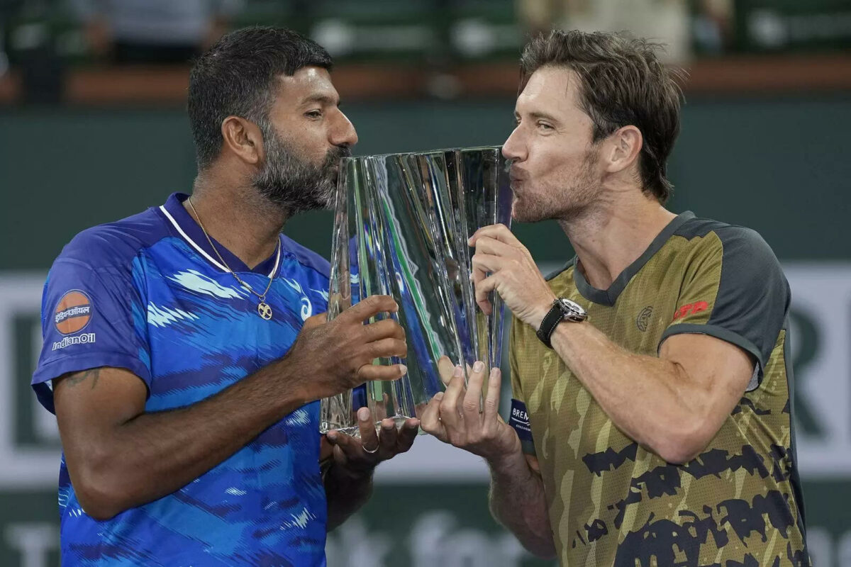 rohan-bopanna-of-india-left-and-teammate-matthew-ebden-of-australia-kiss-th-